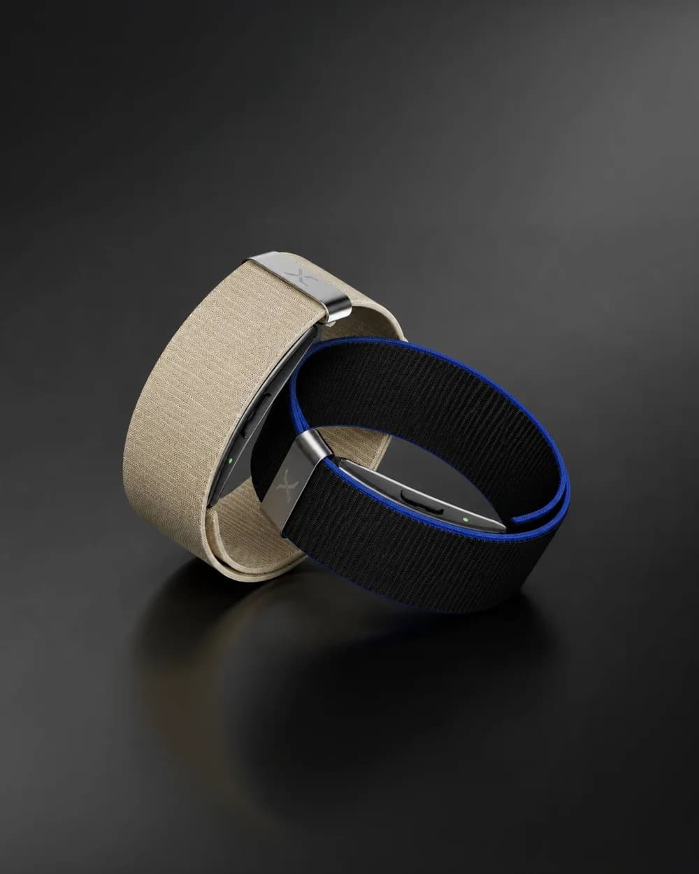 XIRCLE Band สองเส้น สีครีมและสีดำขอบน้ำเงิน วางซ้อนกันบนพื้นเงาสีเข้ม